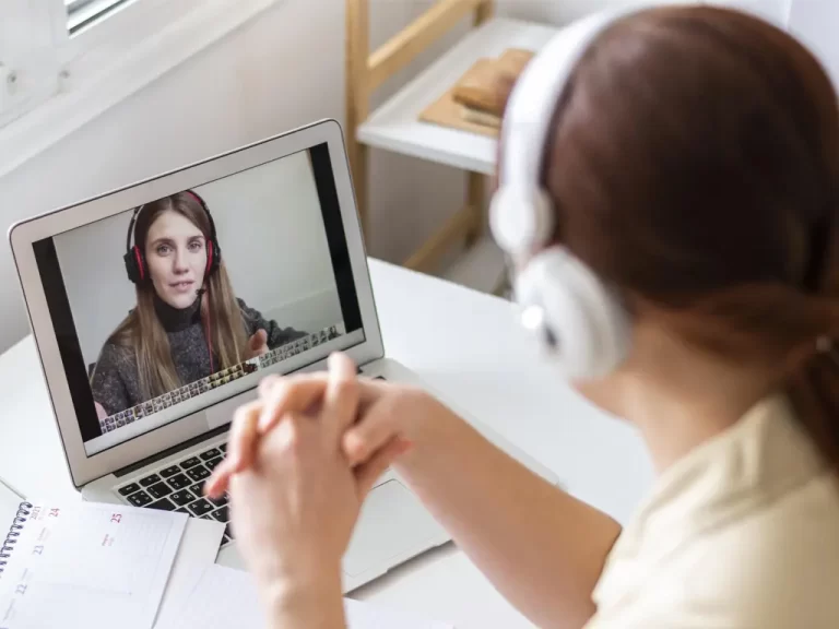 Videocall mit Laptop und Headset