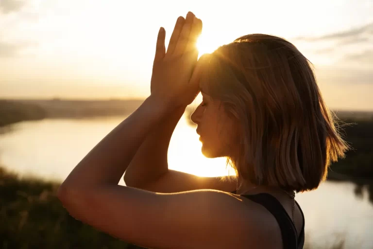 Frau macht Yoga in der Natur